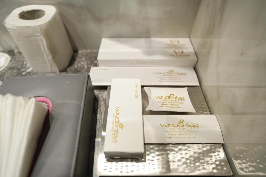 ムスーリーにあるVaydantaa - Luxury Boutique Hotel Mussoorieのカウンターの上に置かれたトイレットペーパーの箱3つ