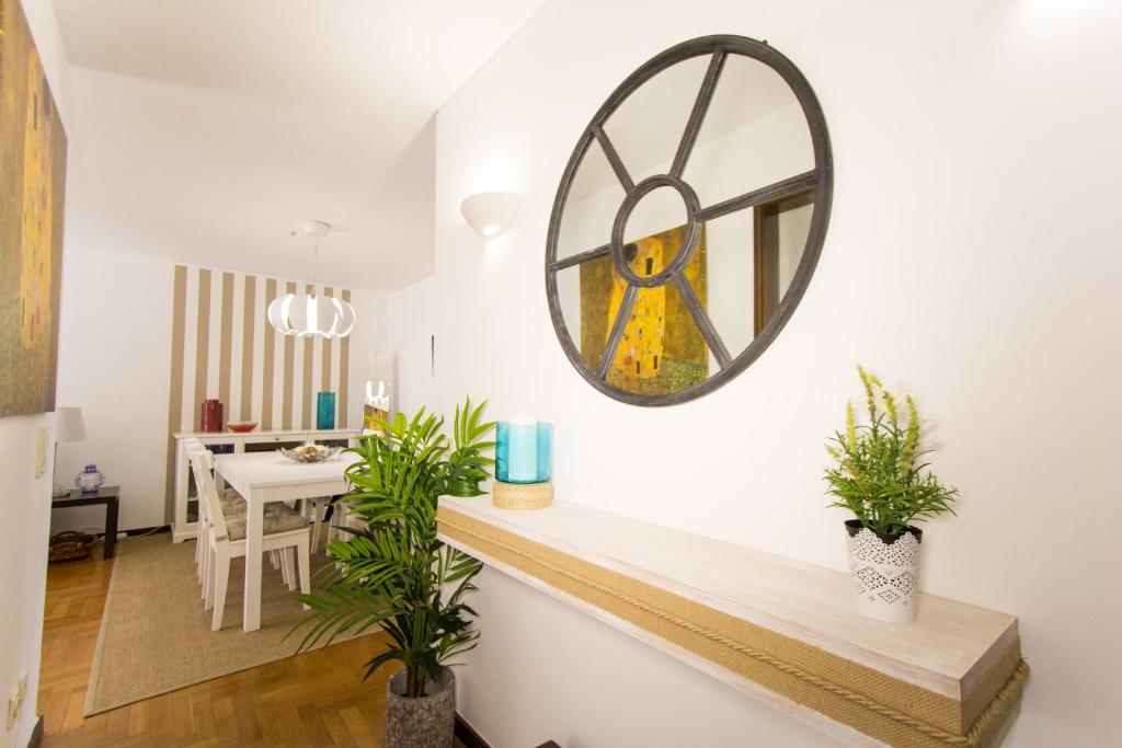 里斯本的住宿－Spacious Apartment in Lisbon，客厅配有桌子和墙上的镜子