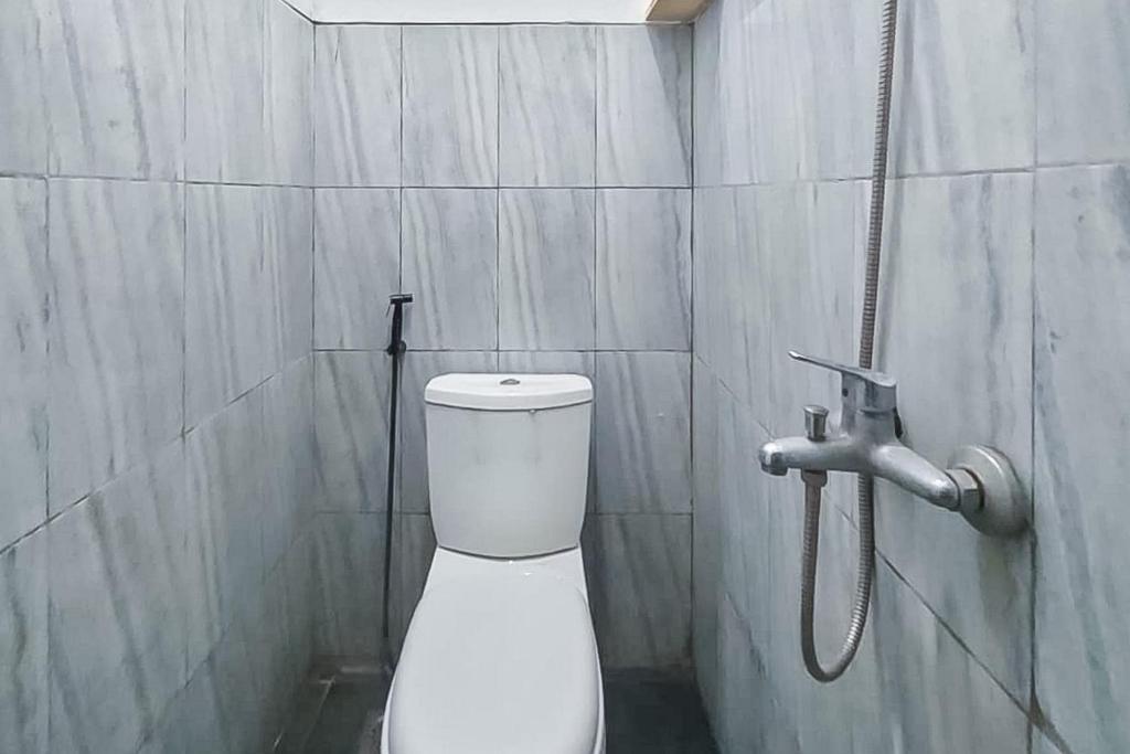 Koupelna v ubytování Nay Guesthouse near UMS Mitra RedDoorz