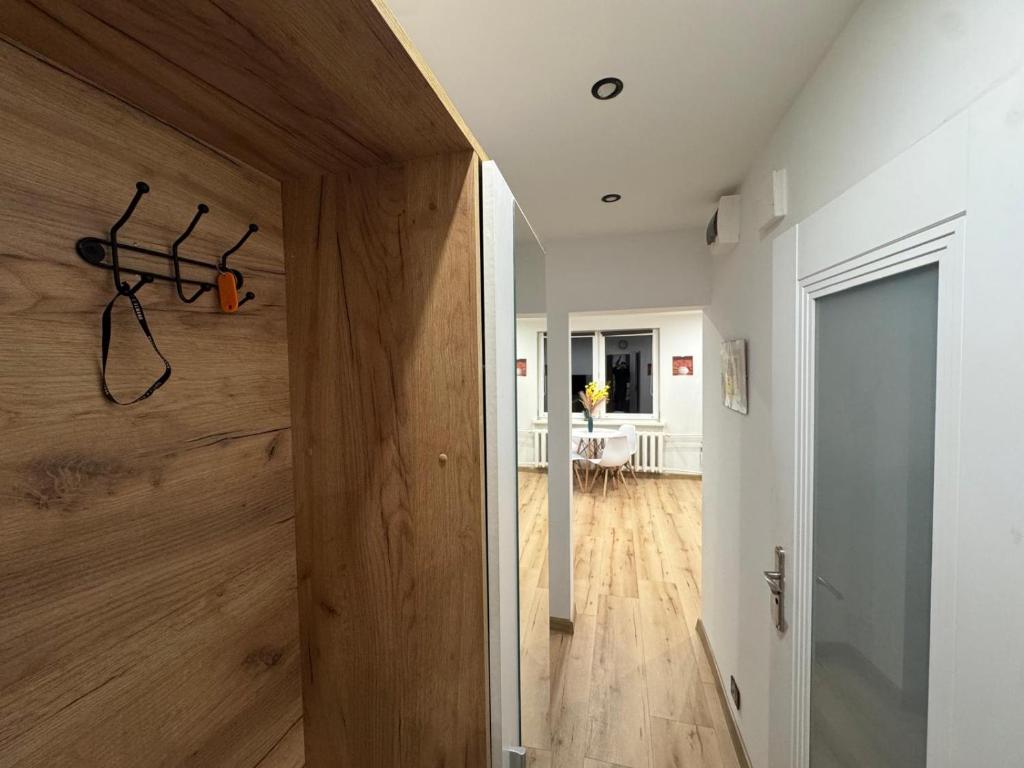 un pasillo de una casa con puerta de madera en SAS Militaria dla 2 par 2 pokoje 4 osoby, en Borne Sulinowo
