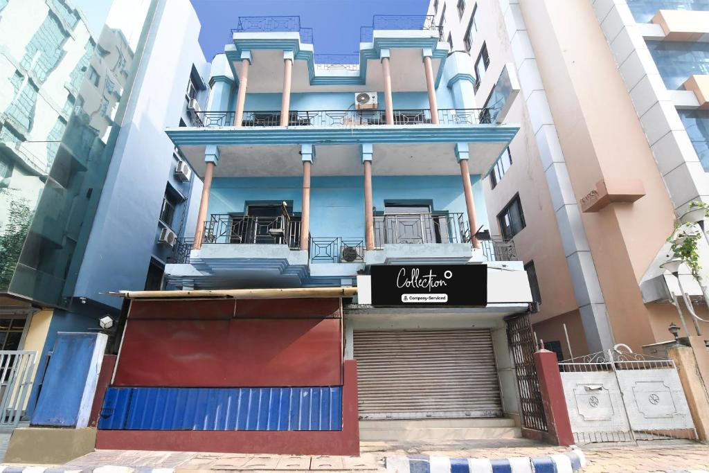 un edificio con un cartello sulla facciata di Collection O Saltlake Aadhar Office Formerly A&M Regency a Thākurdwari