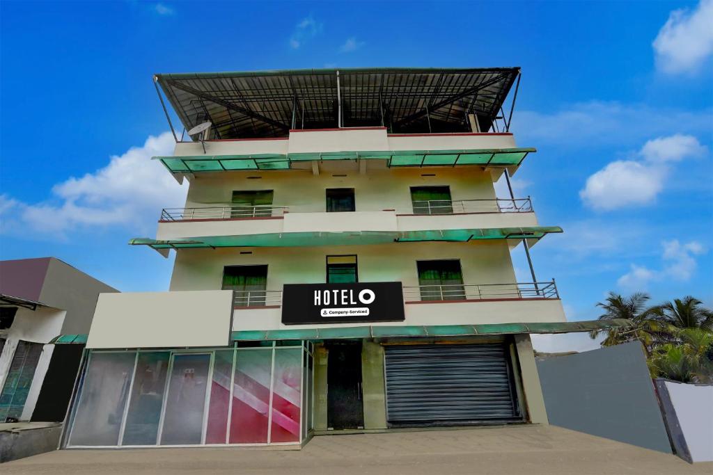 ein Gebäude mit einem Fingerspitzenschild darauf in der Unterkunft Hotel O Bharata Mata College Kakkanad in Kochi