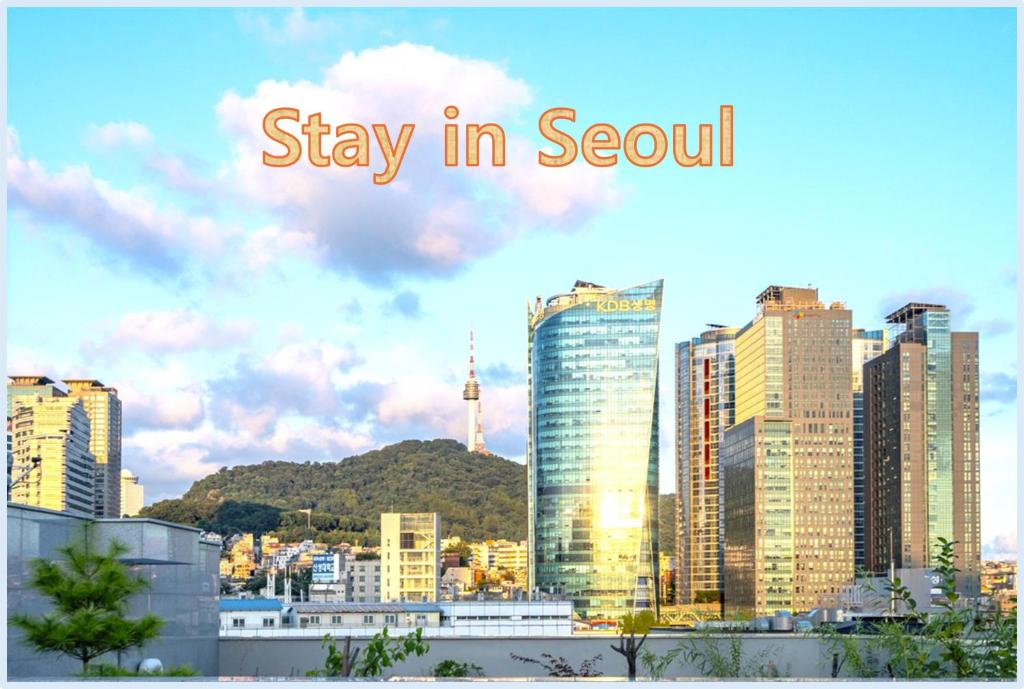 eine Skyline der Stadt mit den Worten „Bleib in Seoul“ in der Unterkunft Stay in Seoul Seoul Station 5min walk in Seoul