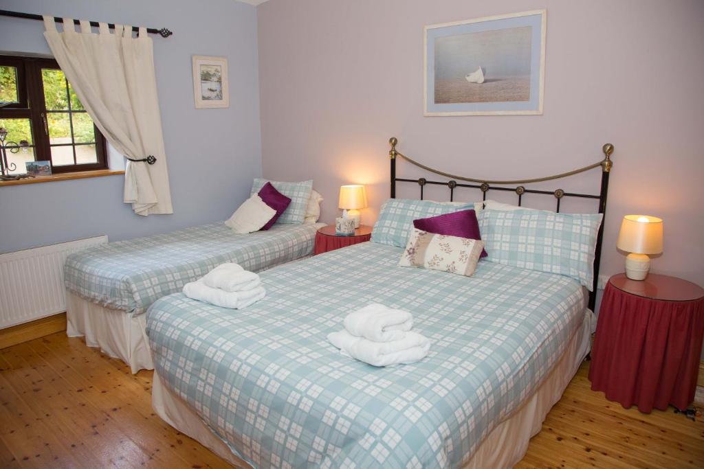 ein Schlafzimmer mit 2 Betten und Handtüchern darauf in der Unterkunft Doireliath in Bantry