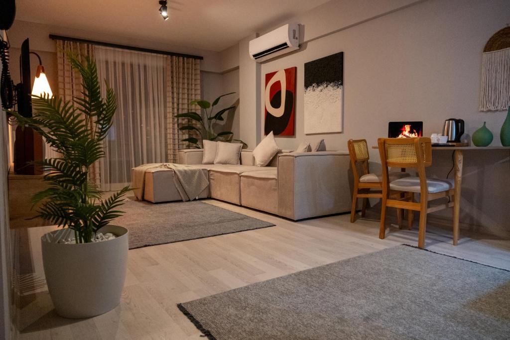 een woonkamer met een bank en een tafel bij BL Karakum Suites in Sinop