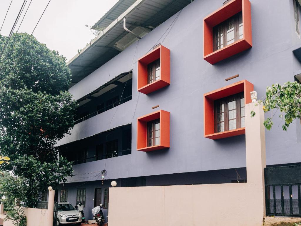 Fine Homes في كالباتّا: مبنى نوافذه حمراء