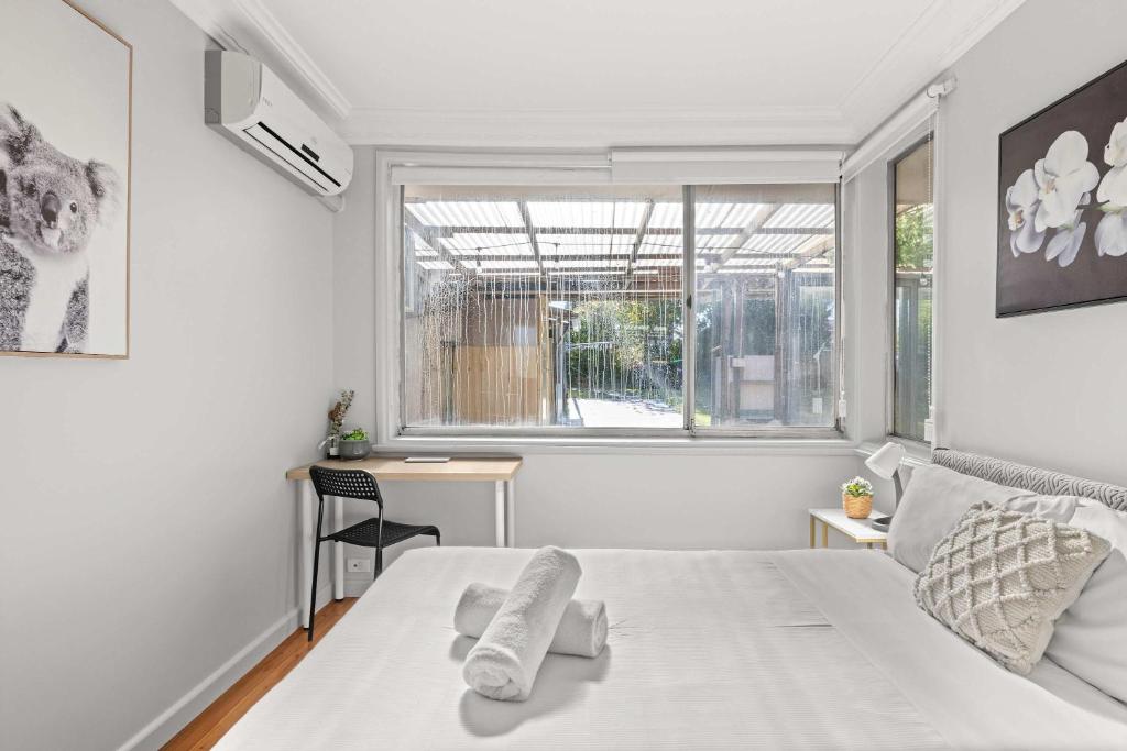 En eller flere senge i et værelse på Light & Simple Double Room - Peakhurst Area - Shared Bathroom