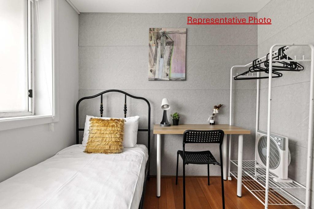 Ένα ή περισσότερα κρεβάτια σε δωμάτιο στο Light & Simple Single Room - Peakhurst Area - Shared Bathroom