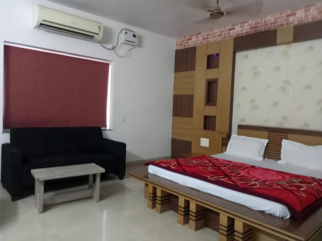 Giường trong phòng chung tại Hotel Brundaban