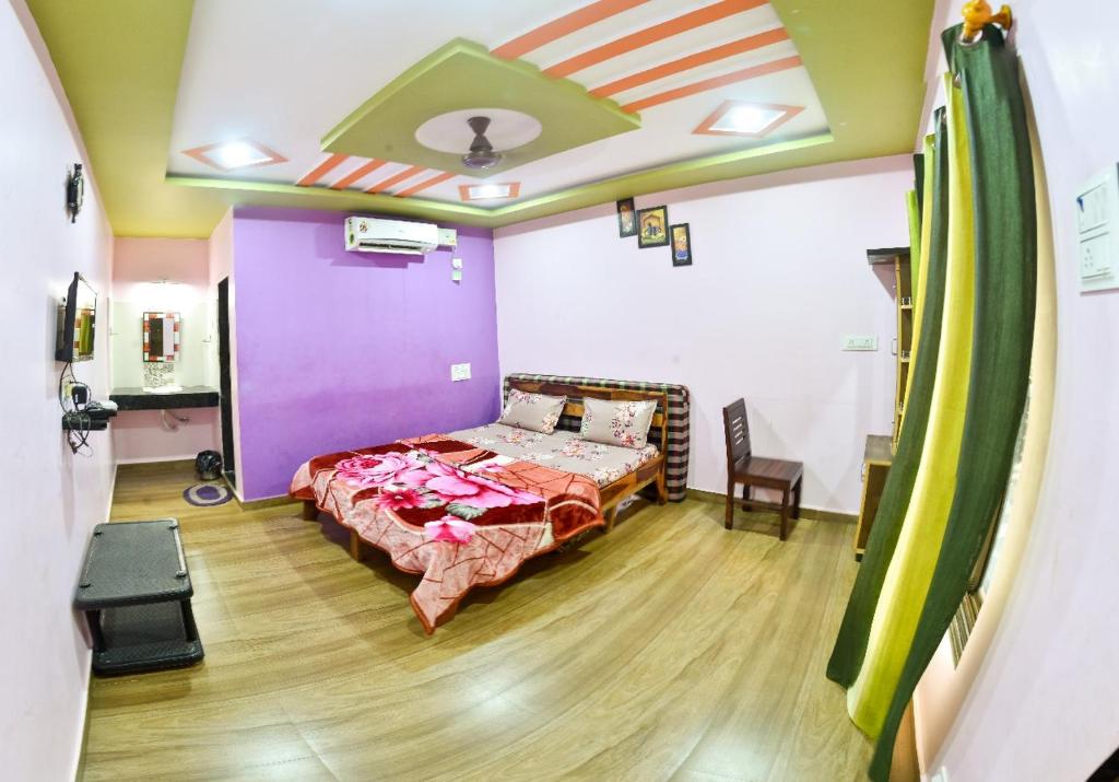 Ένα ή περισσότερα κρεβάτια σε δωμάτιο στο New Aarya Homestay Tarkarli