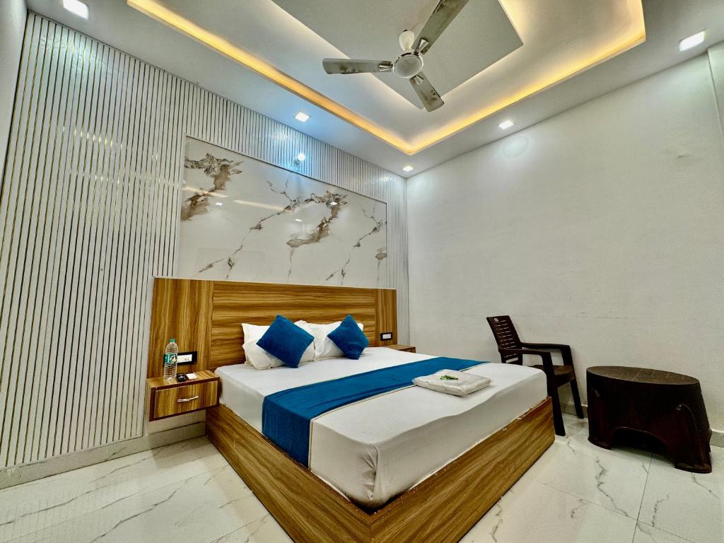 Postel nebo postele na pokoji v ubytování Hotel Krishna Kripa Palace