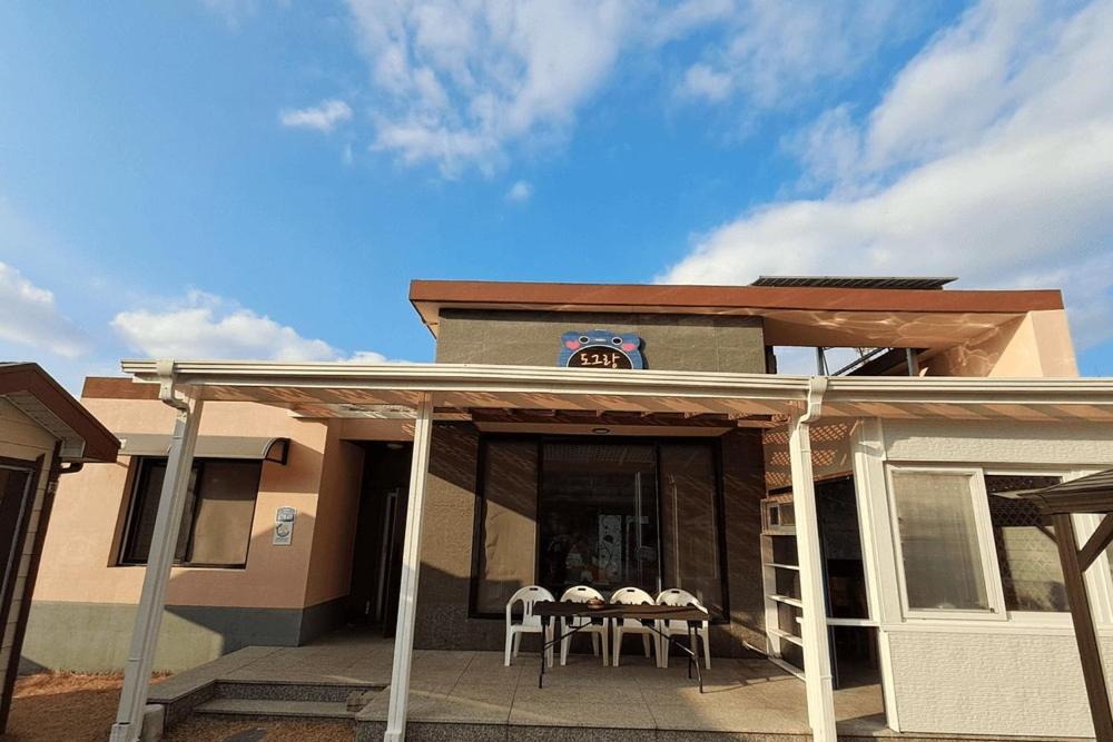 Balkón nebo terasa v ubytování Yeoncheon Dograng Dog Pension