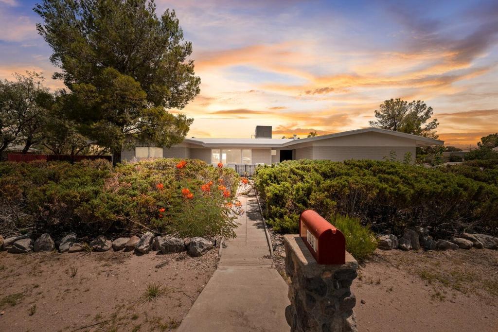 Un jardín fuera de Modern 5BR Retreat l Cozy l Spacious Work-Friendly