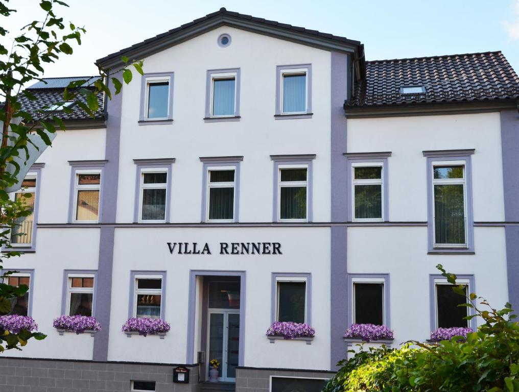 ein weißes Gebäude mit einem Schild, das die Villa renzer liest in der Unterkunft Villa Renner in Bad Kissingen