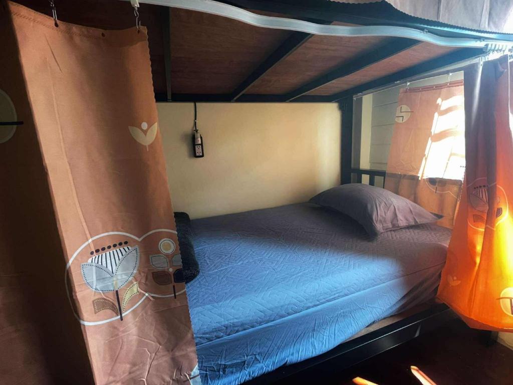 Giường trong phòng chung tại Happy Hope Khao San