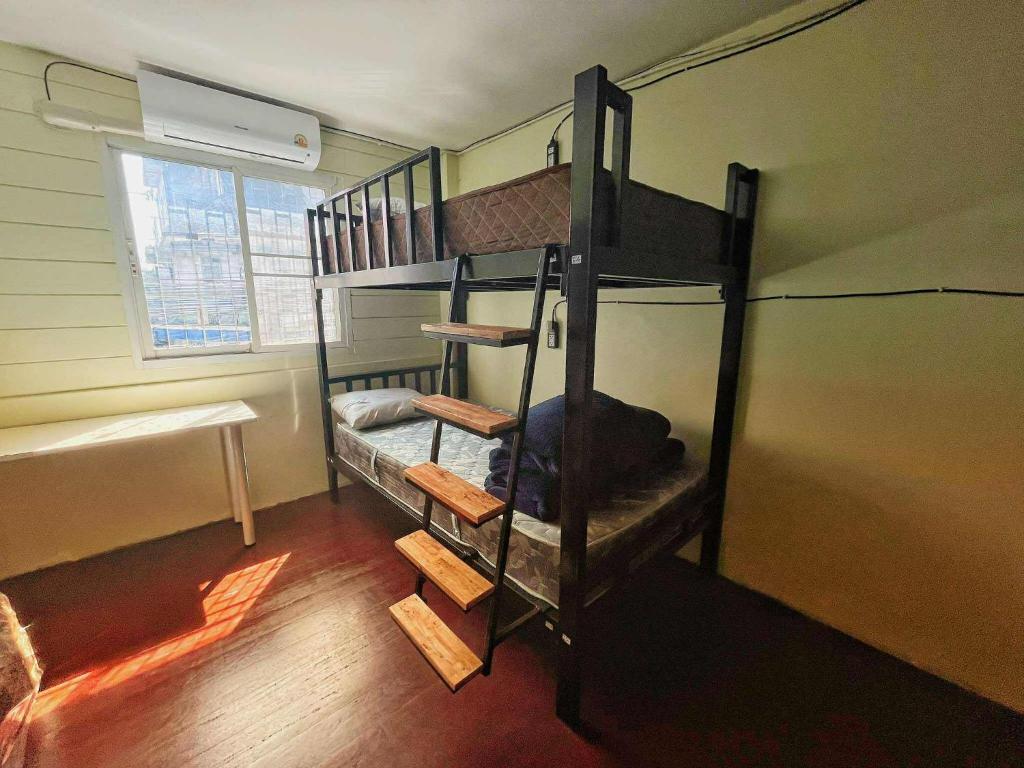 una habitación con dos literas en una habitación en Happy Hope Khao San, en Bangkok