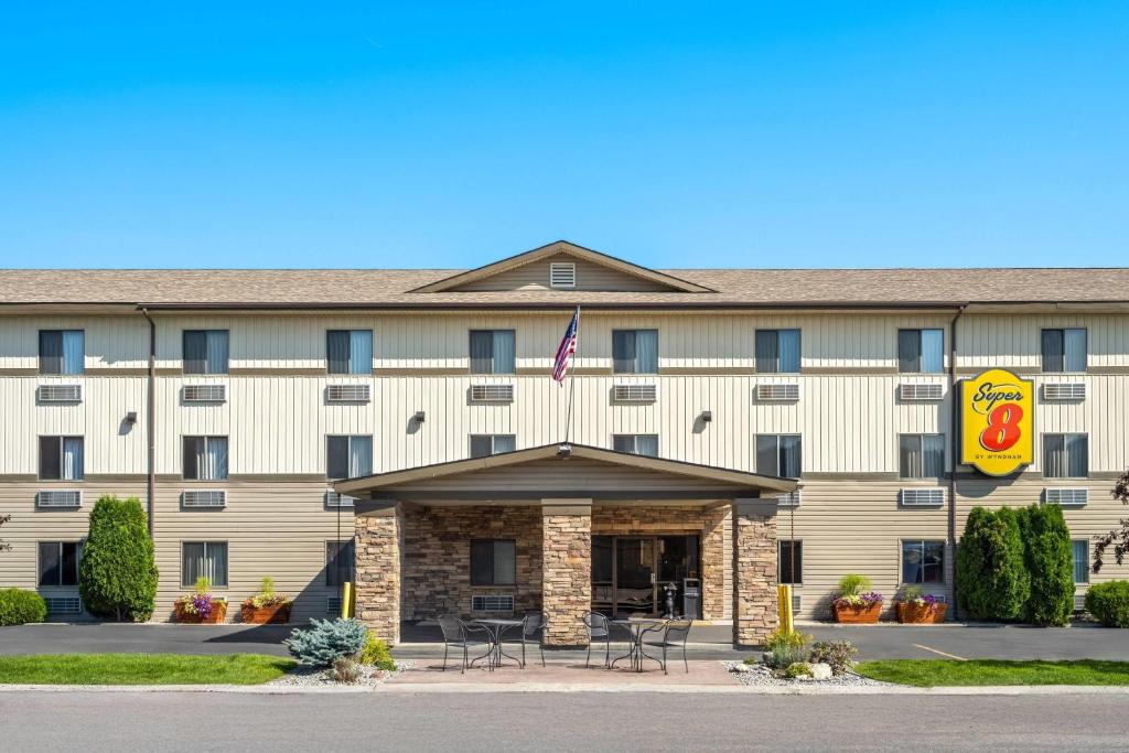 Super 8 by Wyndham Kalispell Glacier National Park photo