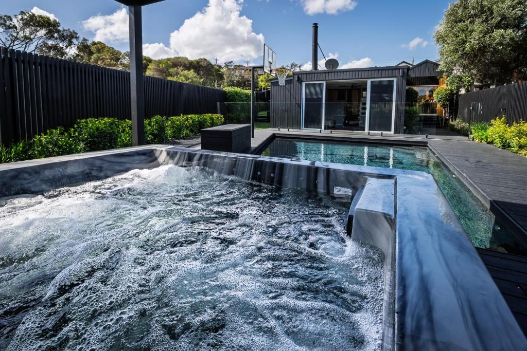 Swimmingpoolen hos eller tæt på Ocean Grove Luxe Retreat with Pool, Spa and Sauna
