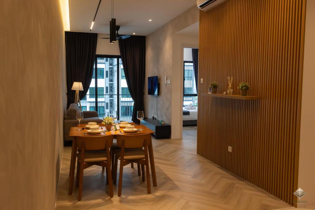 クチンにあるRumaho Upton by Elica Kuchingのダイニングルーム(テーブル、椅子付)、リビングルーム