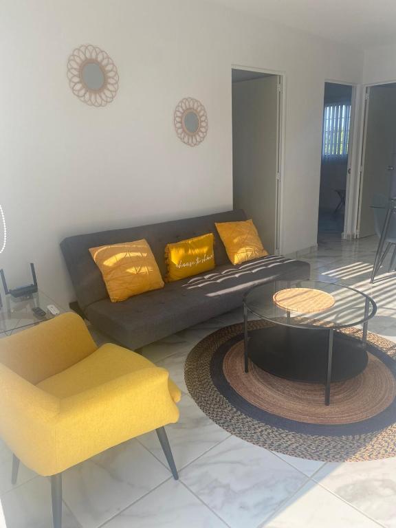 a living room with a couch and a chair at Departamento Premium en Acapulco in La Sabana