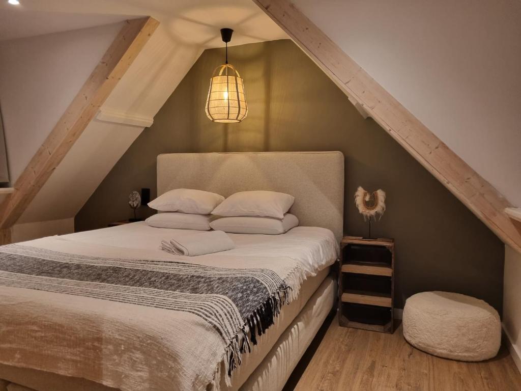 um quarto com uma cama no sótão em Tip! Noordwijk city center house em Noordwijk aan Zee