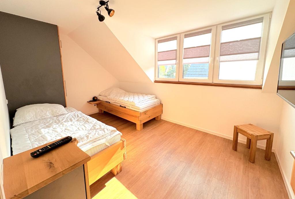 ein kleines Schlafzimmer mit einem Bett und einem Schreibtisch in der Unterkunft Ferienhaus Bug in Dranske