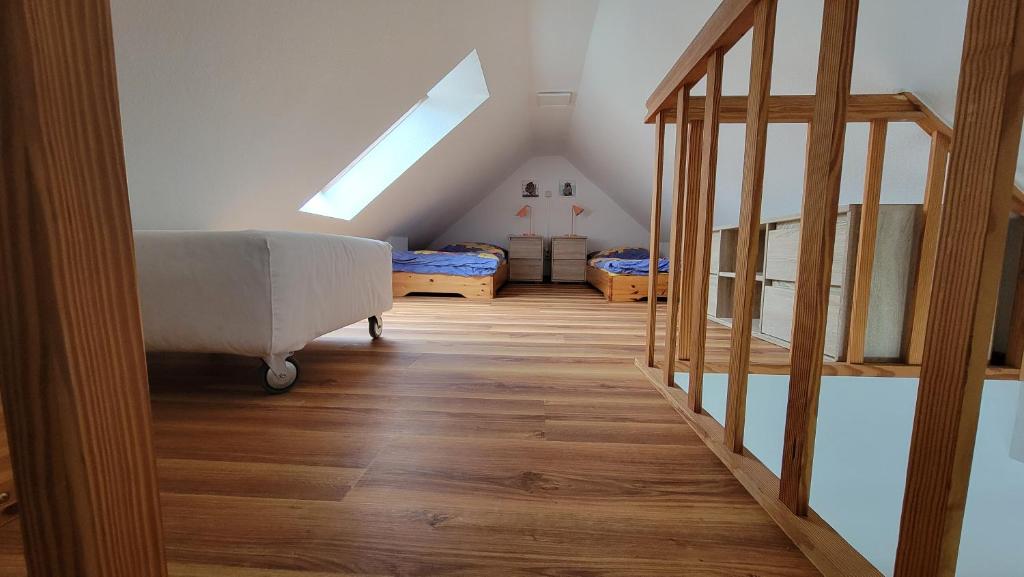 Ferienhaus zum Kranichblick في Garz: غرفة علوية بسرير ونور