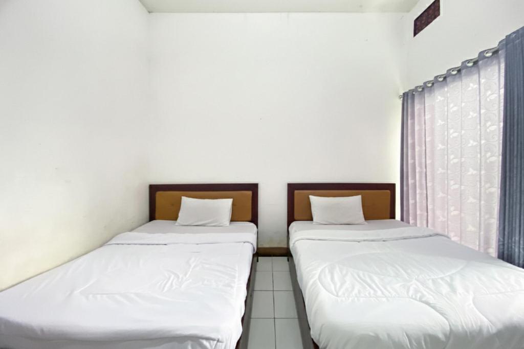 Hotel Tirta Jadi at Karangkobar Banjarnegara Mitra RedDoorz - Chambre Lits Jumeaux De Luxe