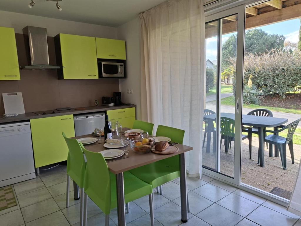 Η κουζίνα ή μικρή κουζίνα στο Cottage Le Vau 2, draps fournis, piscine