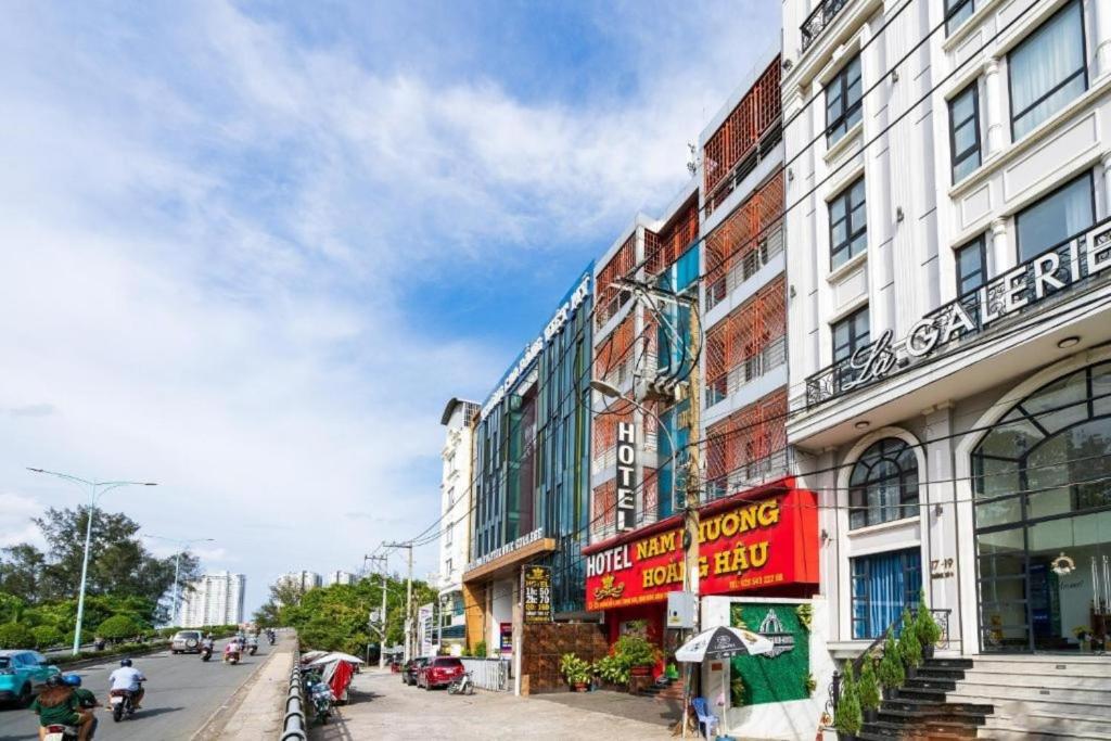 budynek ze znakami na boku ulicy w obiekcie Dancenter Phuong Nam Hospital Formerly Nam Phuong Hoang Hau w Ho Chi Minh