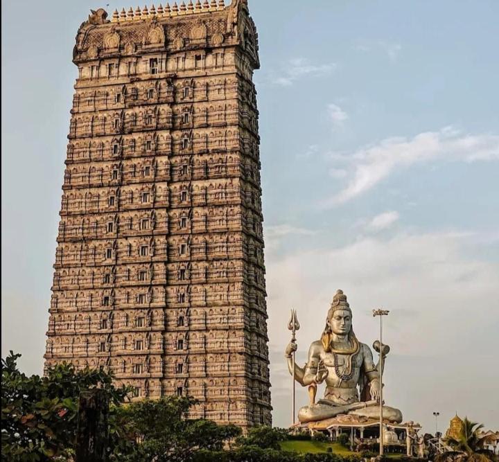 MāvalliShivaya AC & Non Ac Stay的一座前面有雕像的大楼