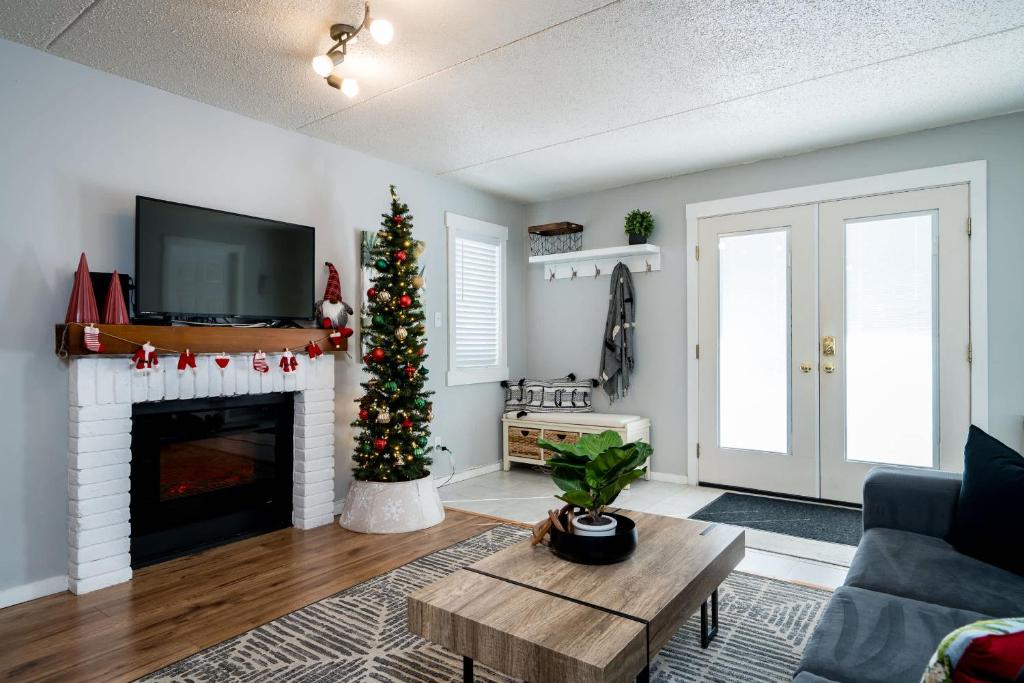 科灵伍德South Wind - Modern Condo in Collingwood - Sleep 5的客厅配有圣诞树和壁炉