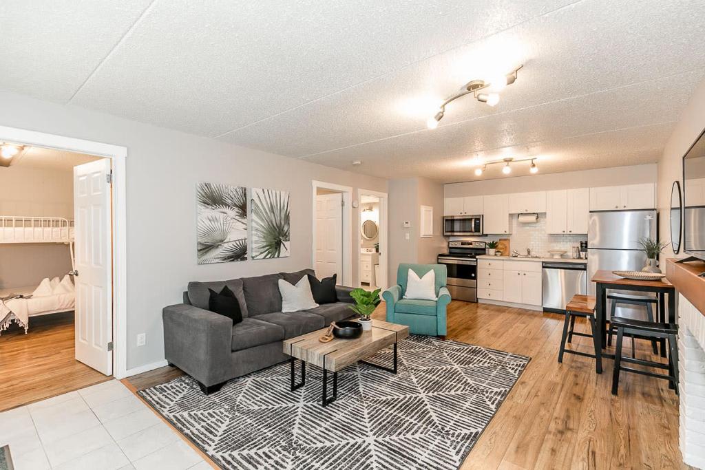 Køkken eller tekøkken på South Wind - Modern Condo in Collingwood - Sleep 5