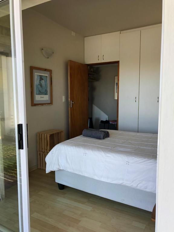 Ένα ή περισσότερα κρεβάτια σε δωμάτιο στο AquaView Beach House Kommetjie, with stunning sea views