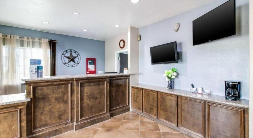 una grande camera con bar e TV a schermo piatto di Rodeway Inn & Suites Port Arthur - Groves a Port Arthur