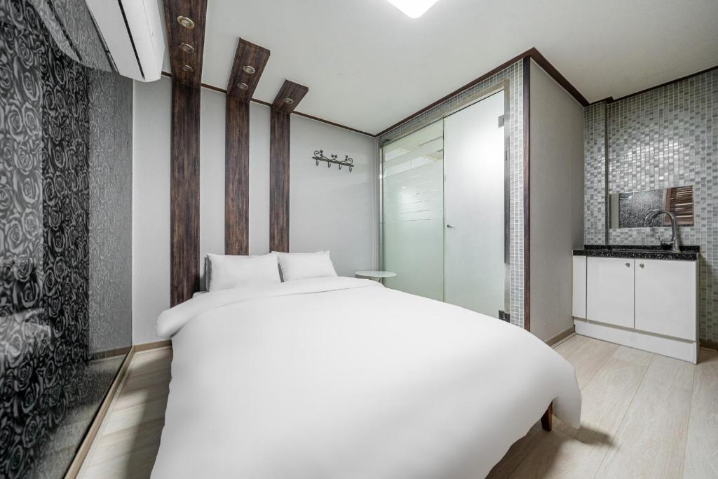 Un pat sau paturi într-o cameră la 부평 호텔 휴