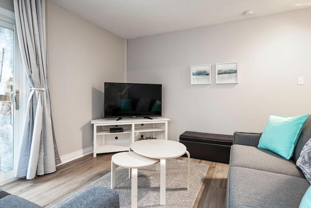 Et tv og/eller underholdning på Tranquility Oasis Ski-In Out Hot Tub Shuttle