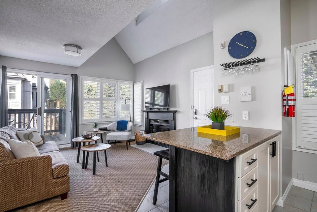 eine Küche und ein Wohnzimmer mit einer großen Arbeitsplatte in der Unterkunft Stay A While Ski-In-Out Hot Tub & Shuttle in Blue Mountains