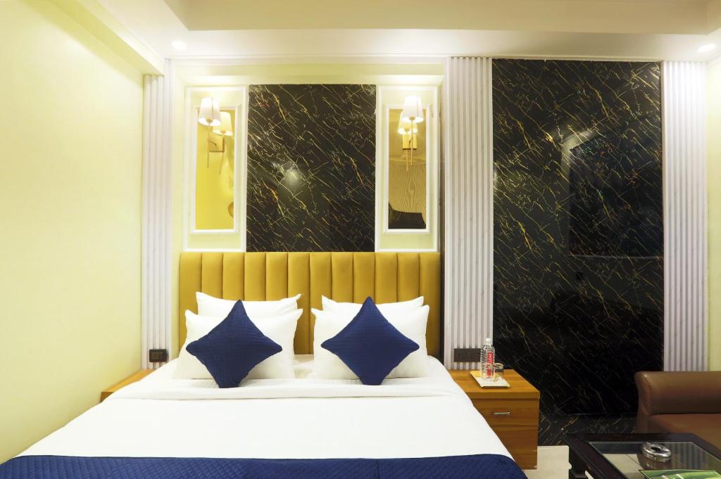 Giường trong phòng chung tại Hotel Ginger Palace Delhi Airport