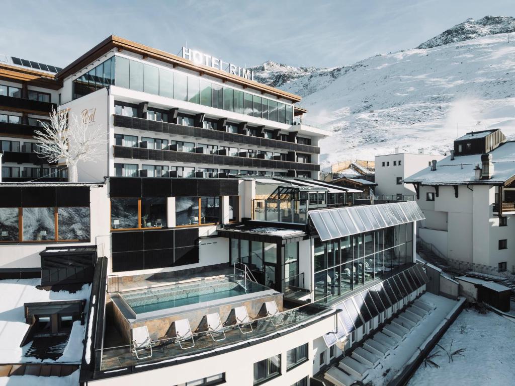 un edificio con piscina nella neve di SKI - GOLF - WELLNESS Hotel Riml a Hochgurgl