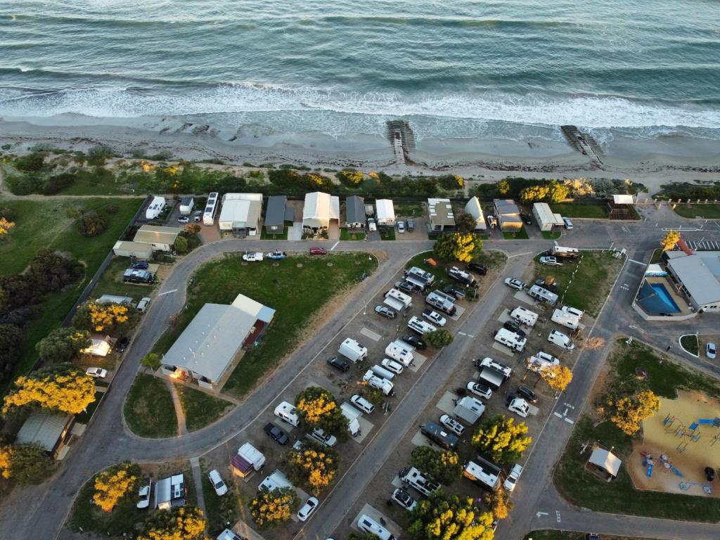 uma vista aérea de um parque de estacionamento junto ao oceano em Sunset Beach Holiday Park em Geraldton