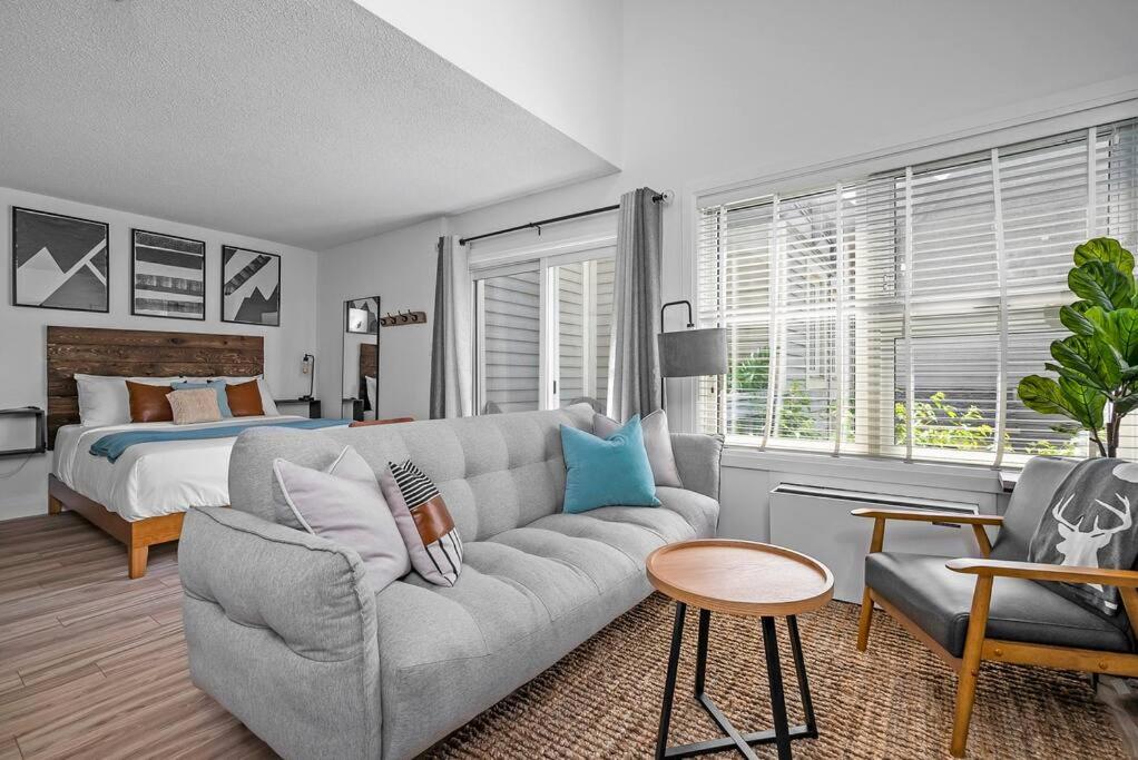 een woonkamer met een bank en een bed bij Arrowhead Retreat Ski-In-Out Pool Shuttle in Blue Mountains