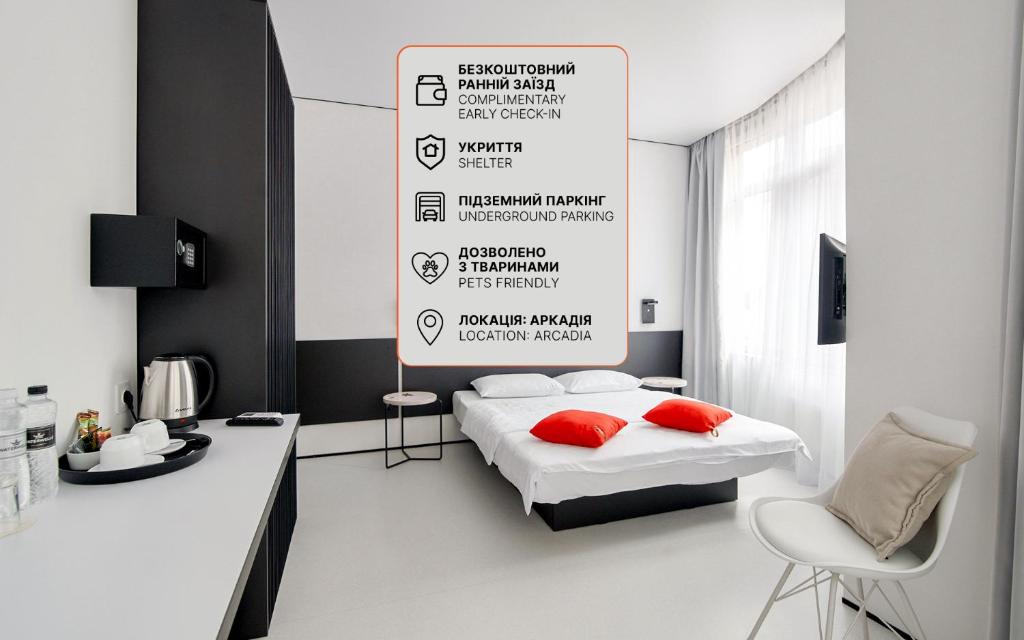 Un dormitorio con una cama y un escritorio con un letrero en Atmosfera Hotel, en Odessa