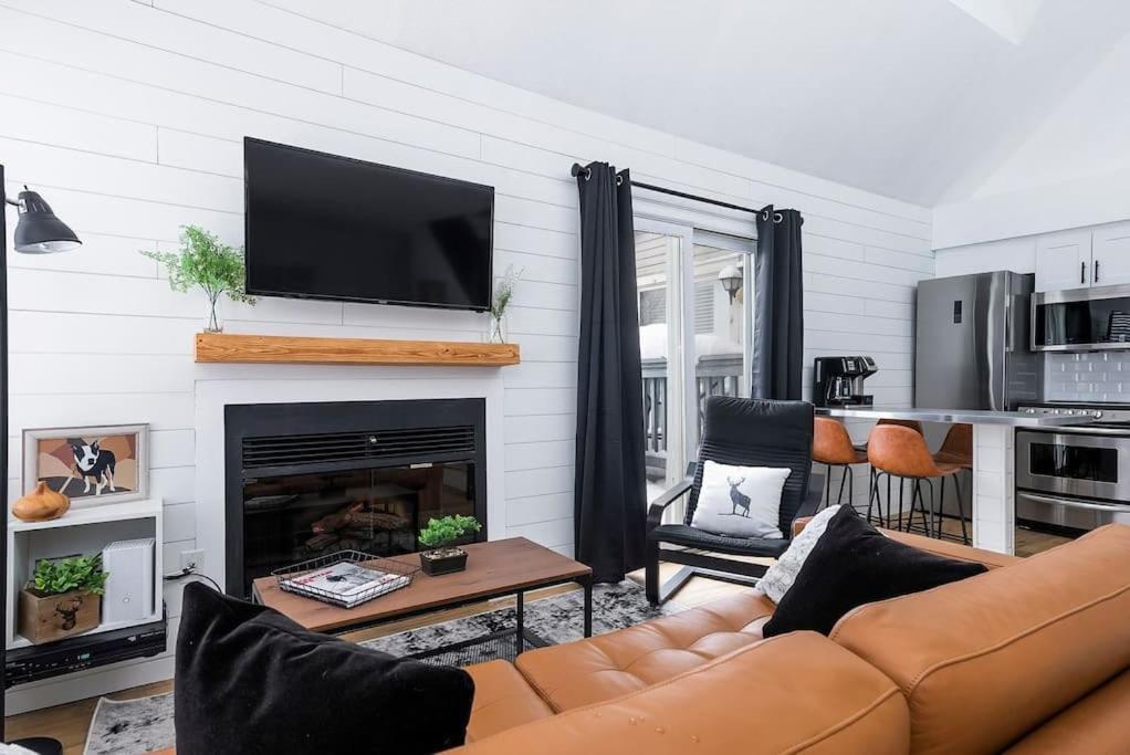 Kuchyň nebo kuchyňský kout v ubytování Northern Peaks Ski In-Out Hot Tub Shuttle Access