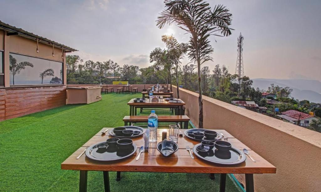 un tavolo con piatti di cibo in cima a un balcone di Dreamworld Hotel a Panchgani