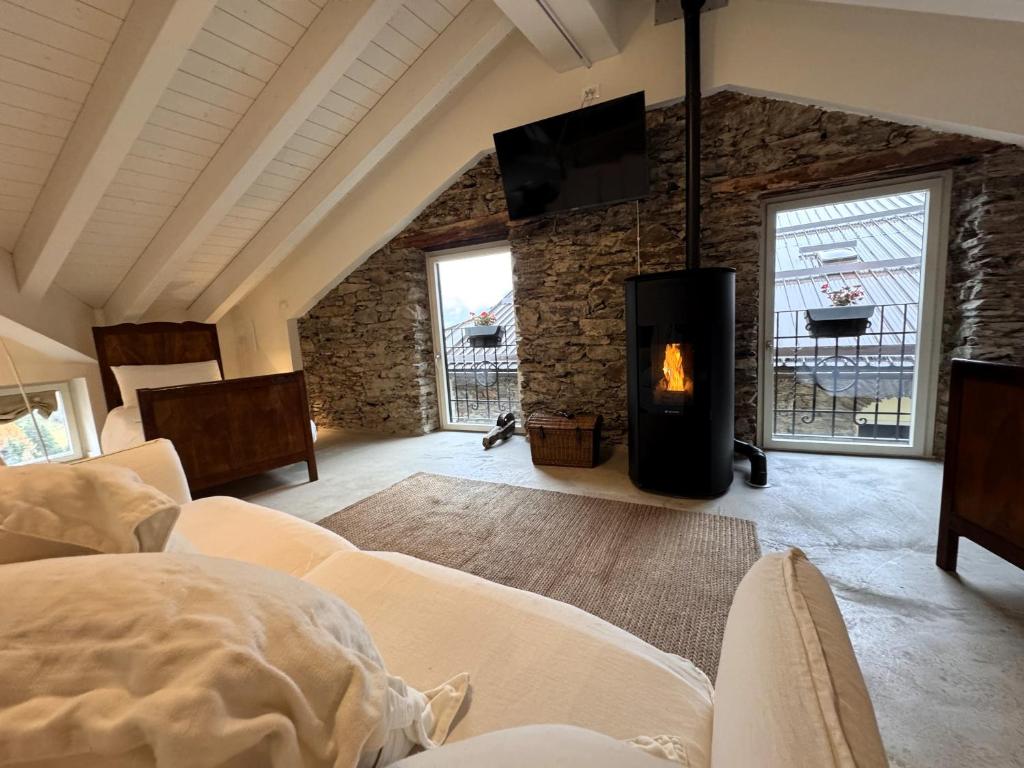 Ένα ή περισσότερα κρεβάτια σε δωμάτιο στο Antica Foresteria Karolingia