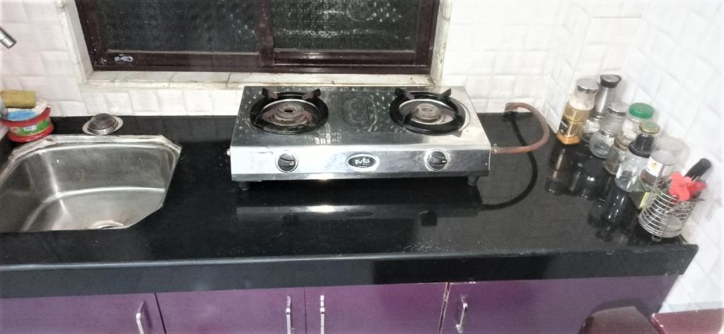 a stove top oven sitting on top of a kitchen counter at Calm Studio 6 in Jāmb