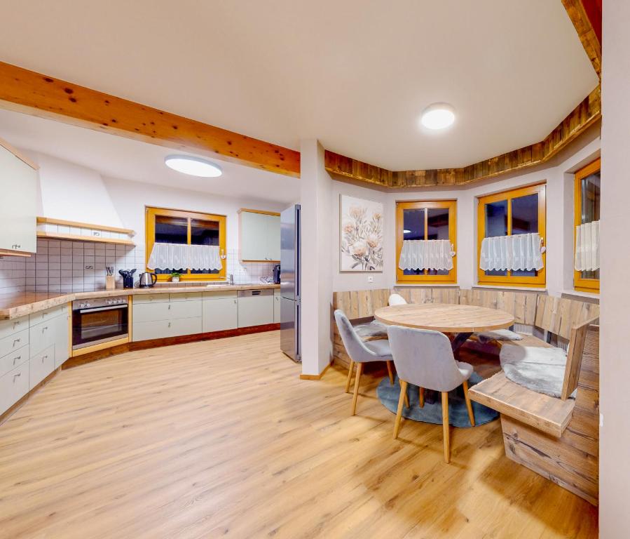 Кухня или мини-кухня в Chalet Wasserfall 52 mit Sauna
