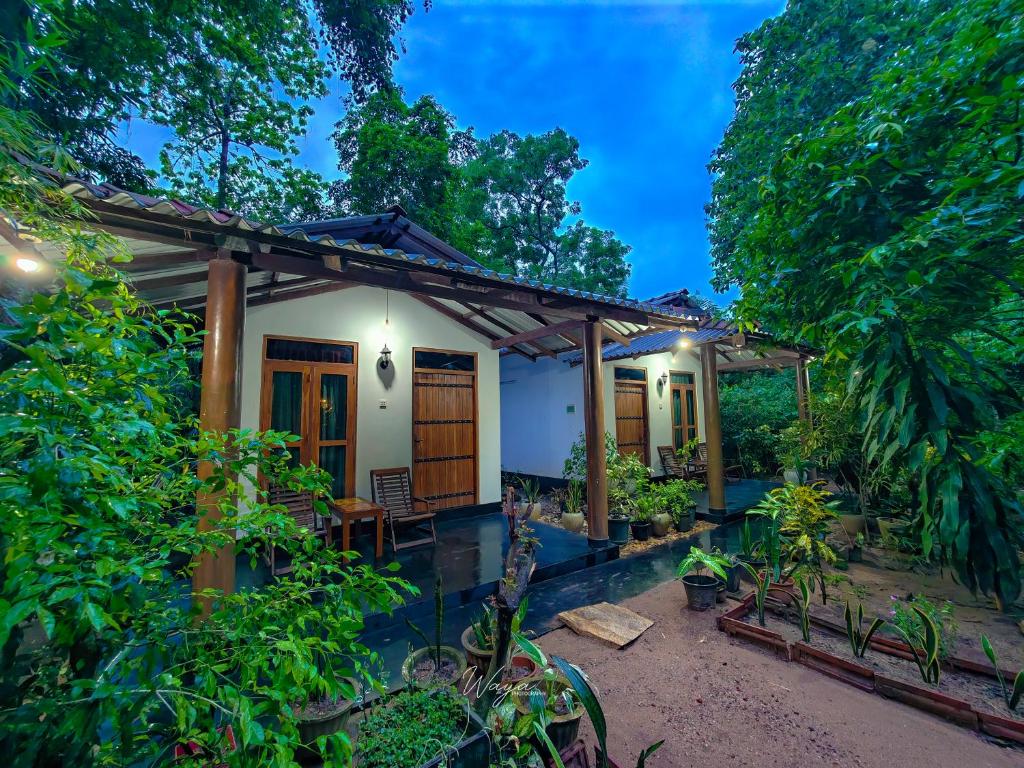 una casa in mezzo a un giardino di Bright Sun Safari a Udawalawe