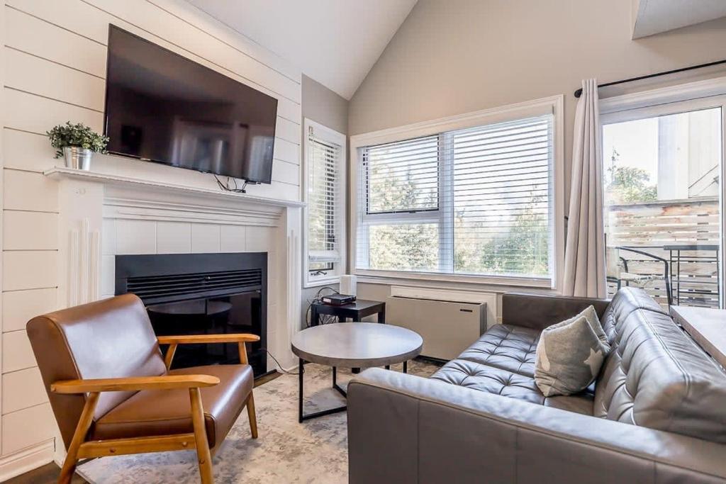 een woonkamer met een bank en een tafel bij Northern Tranquility Ski-In-Out Pool Shuttle in Blue Mountains